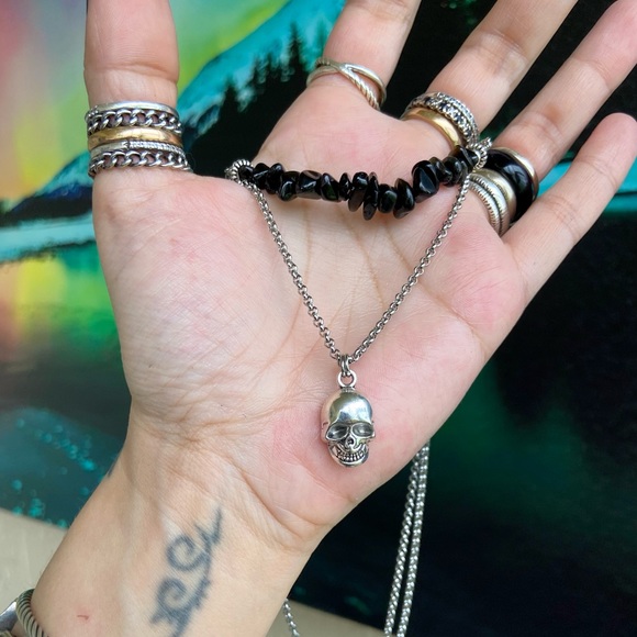 Onyx skull necklace . Double layer onyx gemstones chips & silver skull charm - Picture 6 of 10